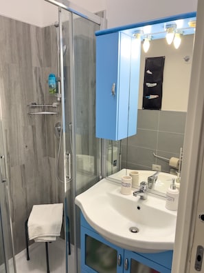 Douche, sĂšche-cheveux, serviettes fournies