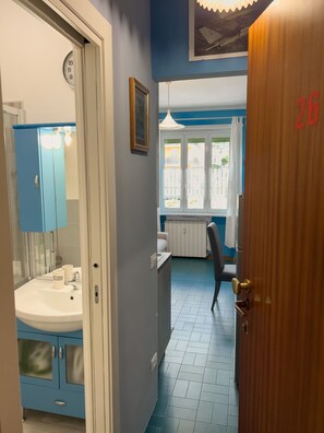 Shower, hair dryer, towels - Casa Carlotta - Little studio apartment, 2 people, private parking, 200 m from beach (San Bartolomeo Al Mare)