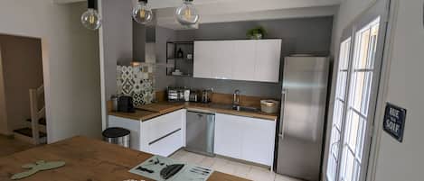 Réfrigérateur, four à micro-ondes, un four, surface de cuisson