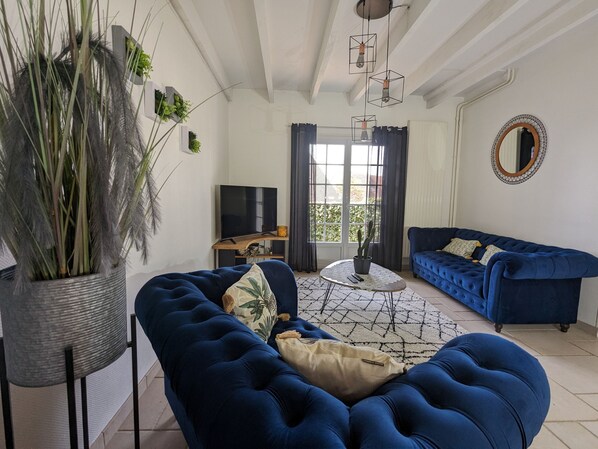 TV, fireplace