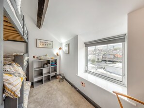 3 室のベッドルーム、WiFi (無料)、ベッドシーツ