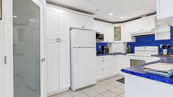 KylskÄp, mikrovÄgsugn, ugn och spishÀll