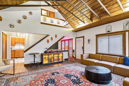 The Redwood Retreat- 5Bed/4Ba with a Rooftop Deck in the Heart of Ohio City