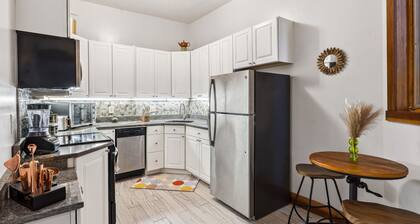 The Redwood Retreat- 5Bed/4Ba with a Rooftop Deck in the Heart of Ohio City