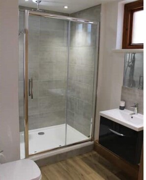 Haartrockner, Handtücher, Seife, Toilettenpapier