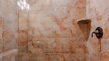 Chuveiro, secador de cabelo, toalhas de banho, sabonete