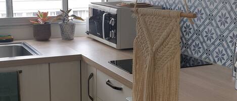 Réfrigérateur, micro-ondes, plaque de cuisson, lave-vaisselle