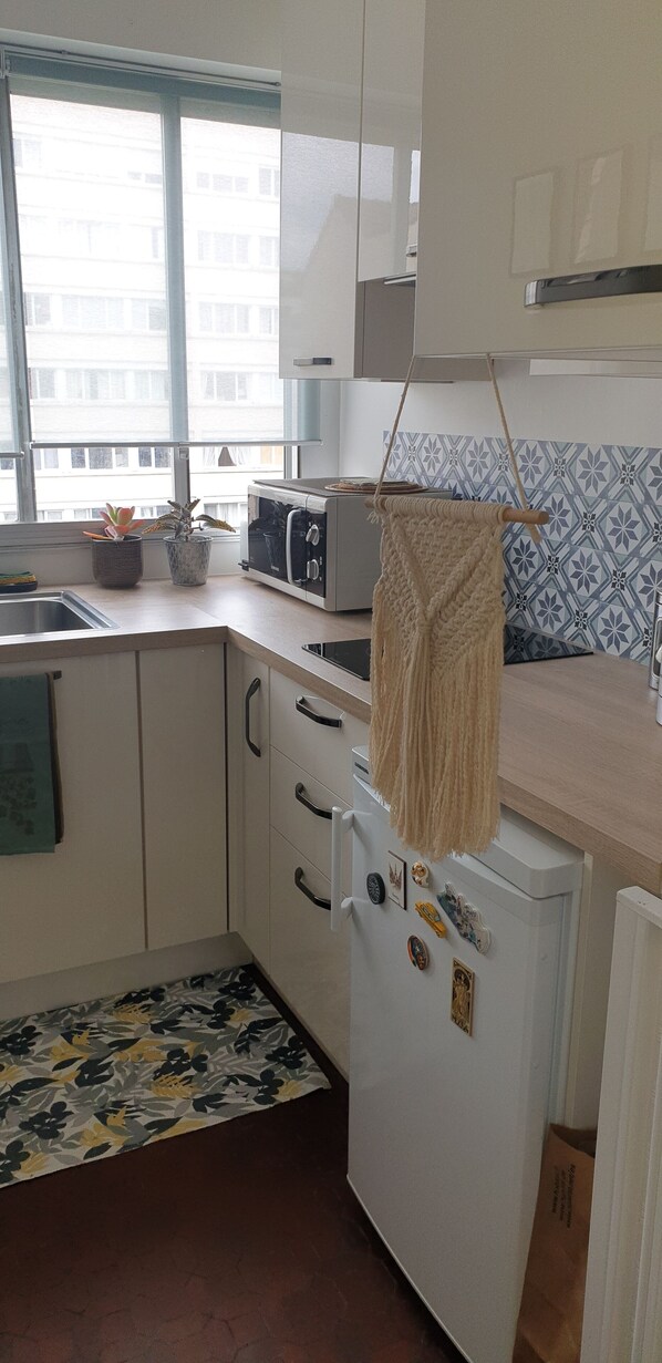 Kylskåp, mikrovågsugn, spishäll och diskmaskin