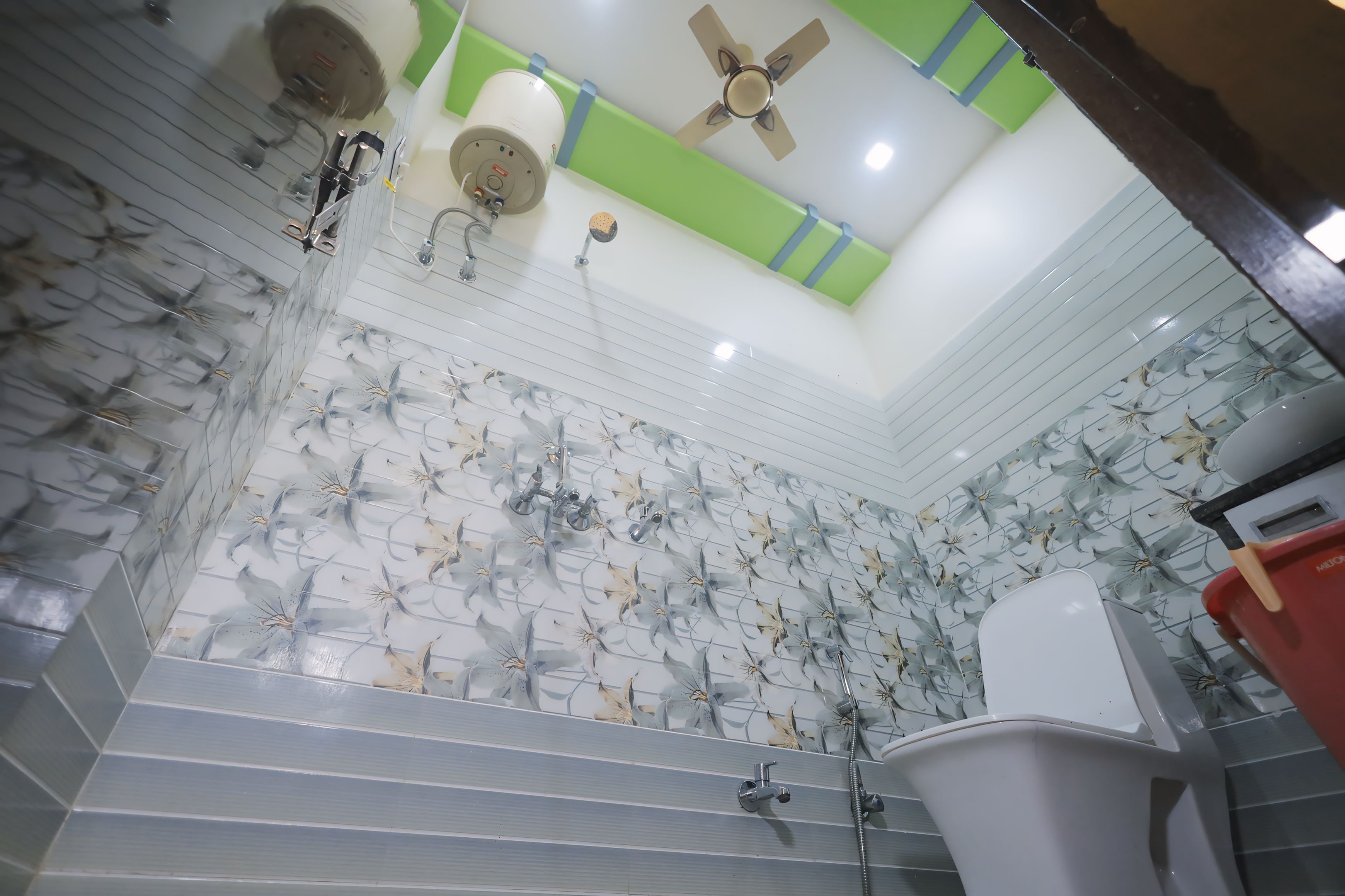 Suite Room | Bathroom | Shower, slippers, towels