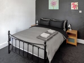 3 bedrooms, free WiFi, bed sheets, wheelchair access