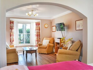 3 bedrooms, free WiFi, bed sheets, wheelchair access