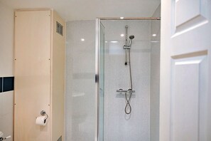 Douche, serviettes fournies