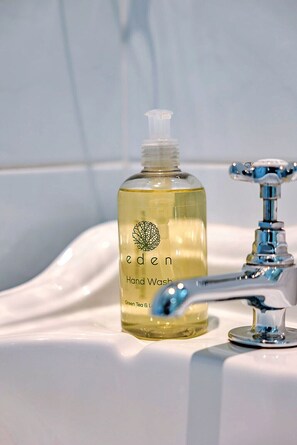 Shower, towels - Netley Hall - Jasmine (Dorrington)