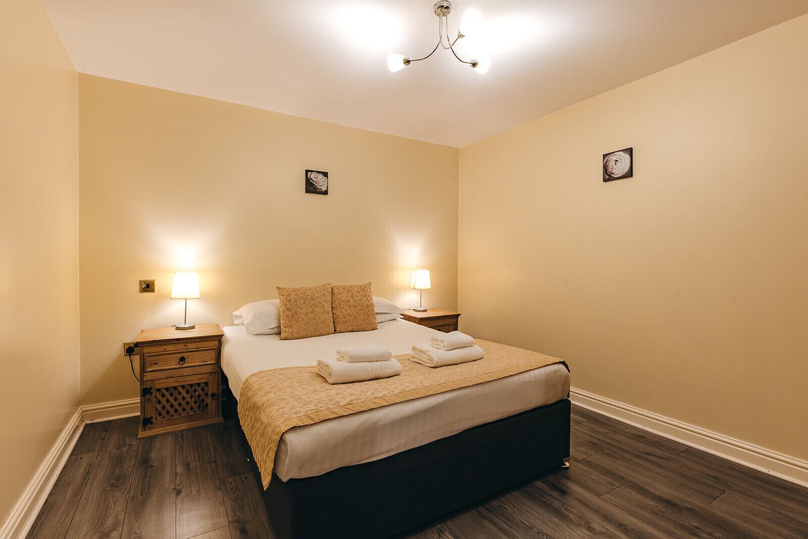 2 多间卧室、免费 WiFi、床单