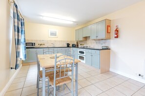 Réfrigérateur, four à micro-ondes, un four, lave-vaisselle