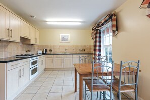 Kühlschrank, Mikrowelle, Ofen, Geschirrspüler
