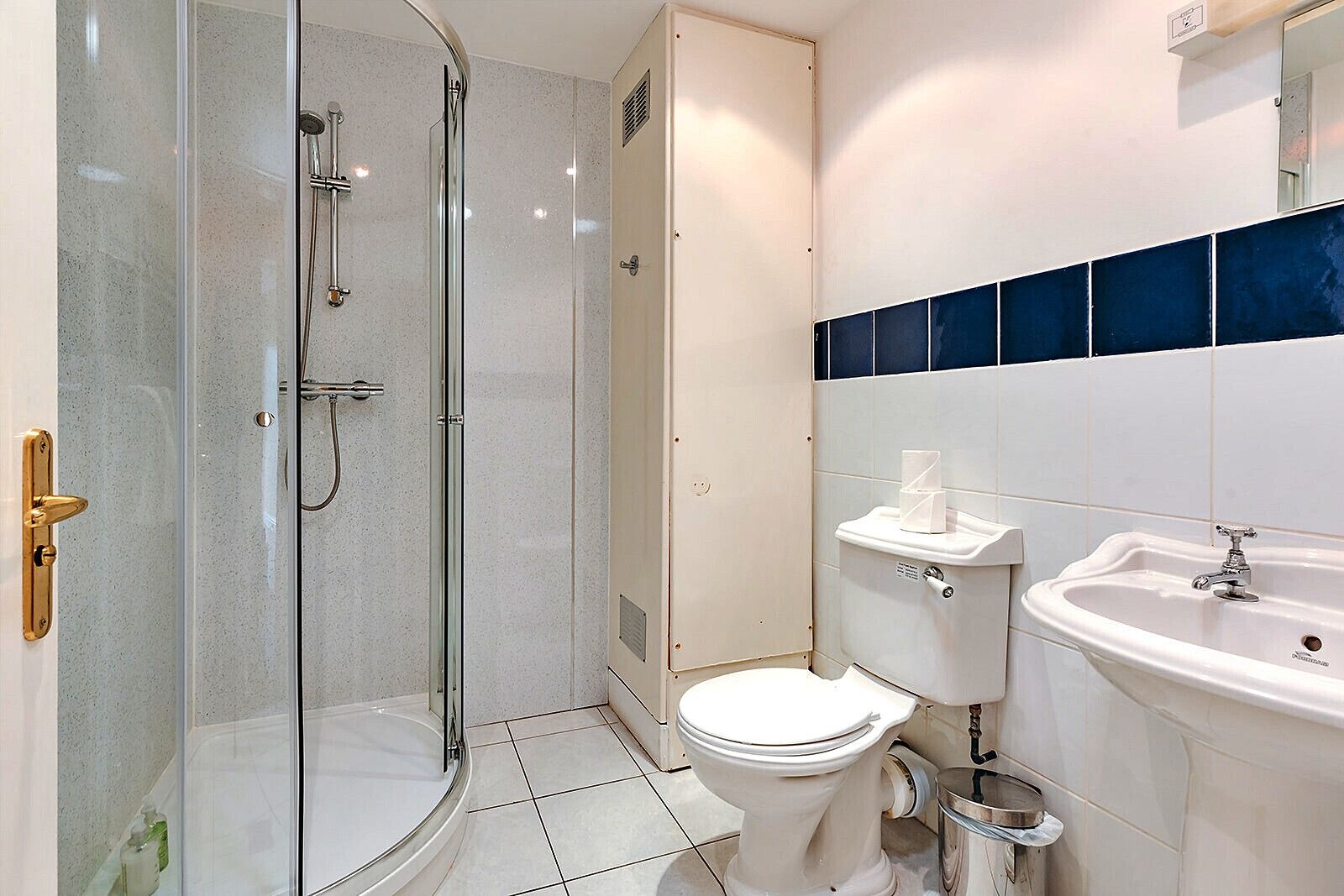 Shower, towels