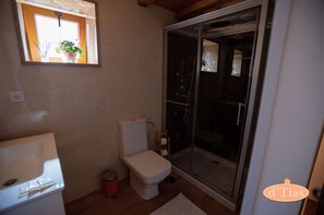 Douche, sèche-cheveux, serviettes fournies, savon