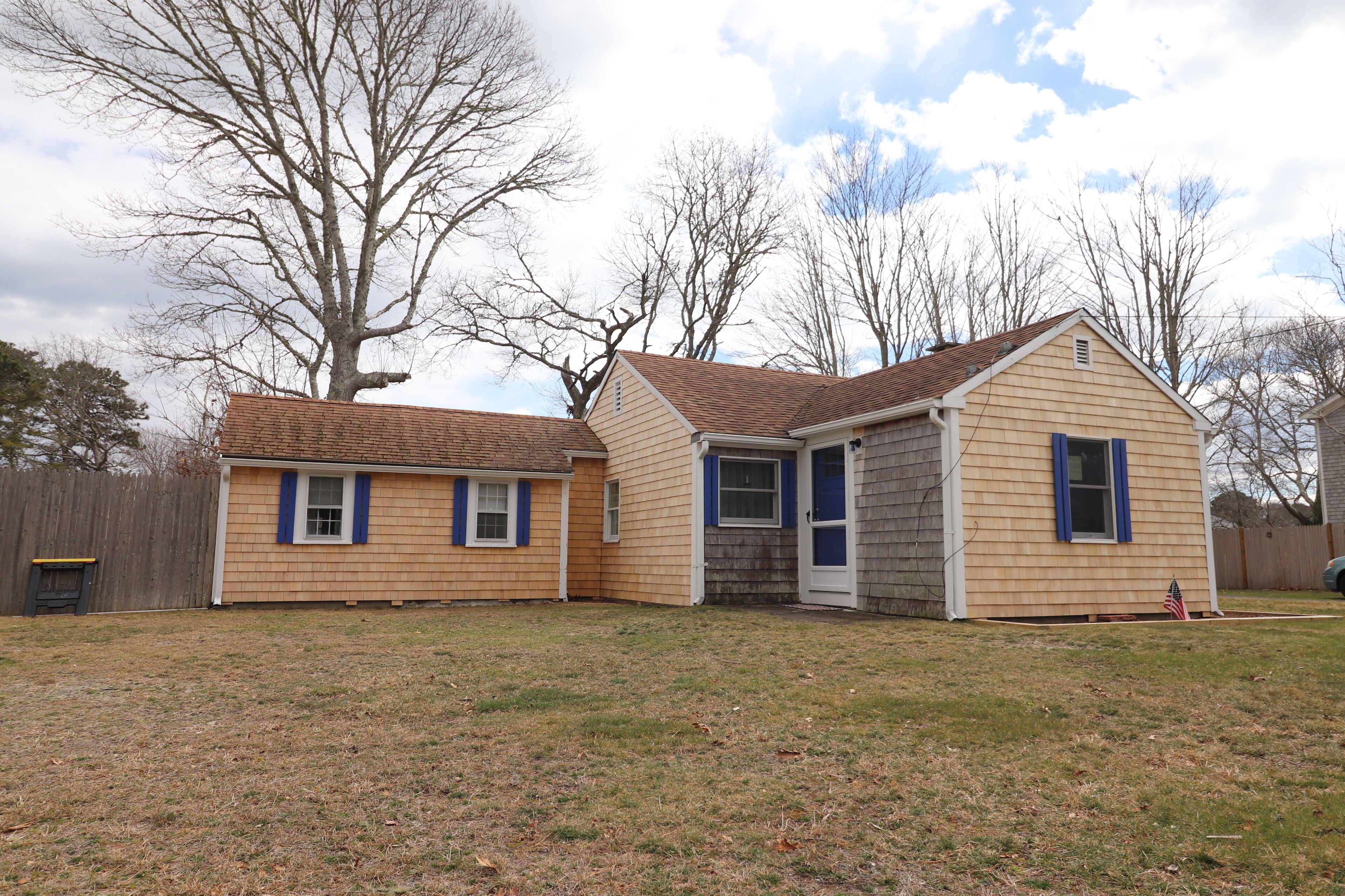 Charming Cottage Close to Hedge Row and Englewood Beaches