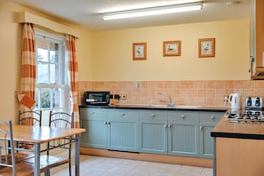 Kühlschrank, Mikrowelle, Ofen, Geschirrspüler