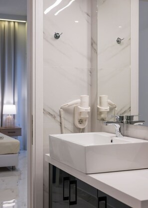 Hiustenkuivaaja, pyyhkeet, saippua, sampoo