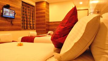 1 bedroom, premium bedding, desk, bed sheets