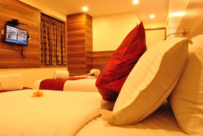 1 bedroom, premium bedding, desk, bed sheets - SRI ANNAPOORNA TOWER (Madurai)