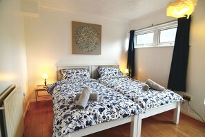 3 bedrooms, desk, iron/ironing board, WiFi - The Brum Home - Garden, BBQ... 2 double bedrooms + Big lounge/Quadruple bedroom (Birmingham)