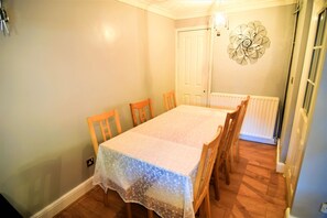 Dining - The Brum Home - Garden, BBQ... 2 double bedrooms + Big lounge/Quadruple bedroom (Birmingham)