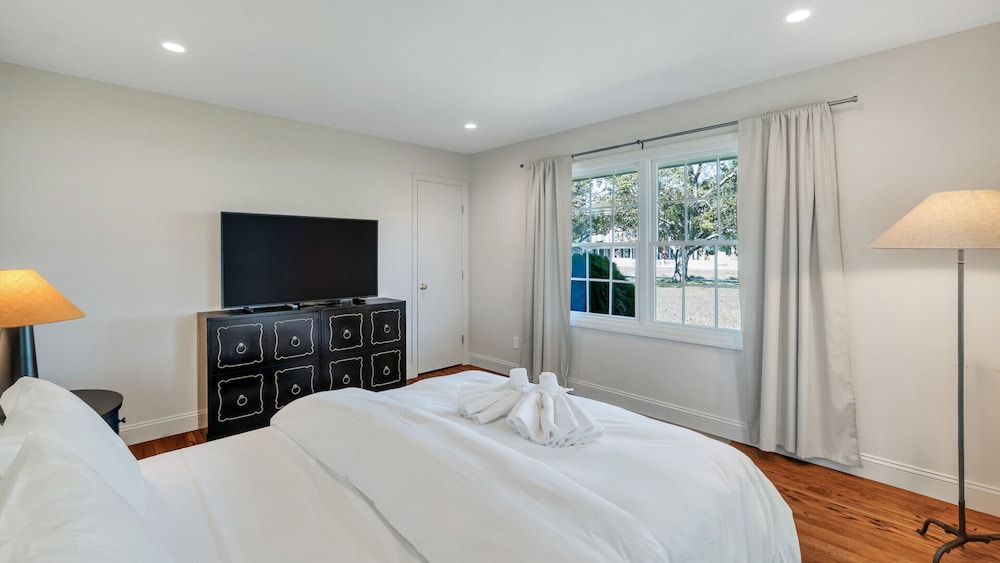 Recently Renovated And Re-designed Vineyard Cottage Located On The 205 Acre... - Los Hamptons, NY