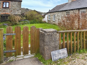 Property grounds - 2 bedroom accommodation in Perranporth (Perranporth)