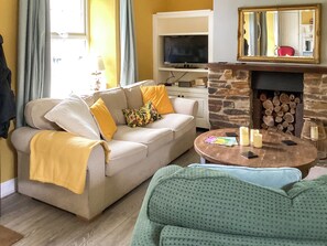 TV - 2 bedroom accommodation in Perranporth (Perranporth)
