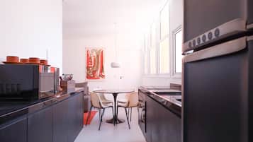 Superior Apartment | Private kitchen | Cookware/dishes/utensils