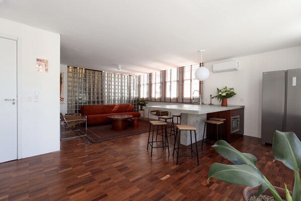 70-inch Smart TV with digital channels - Tabas by Blueground Arinda (São Paulo)