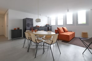 Traditional Apartment | Living room | 70-inch Smart TV with digital channels - Tabas Edificio Arinda (São Paulo)