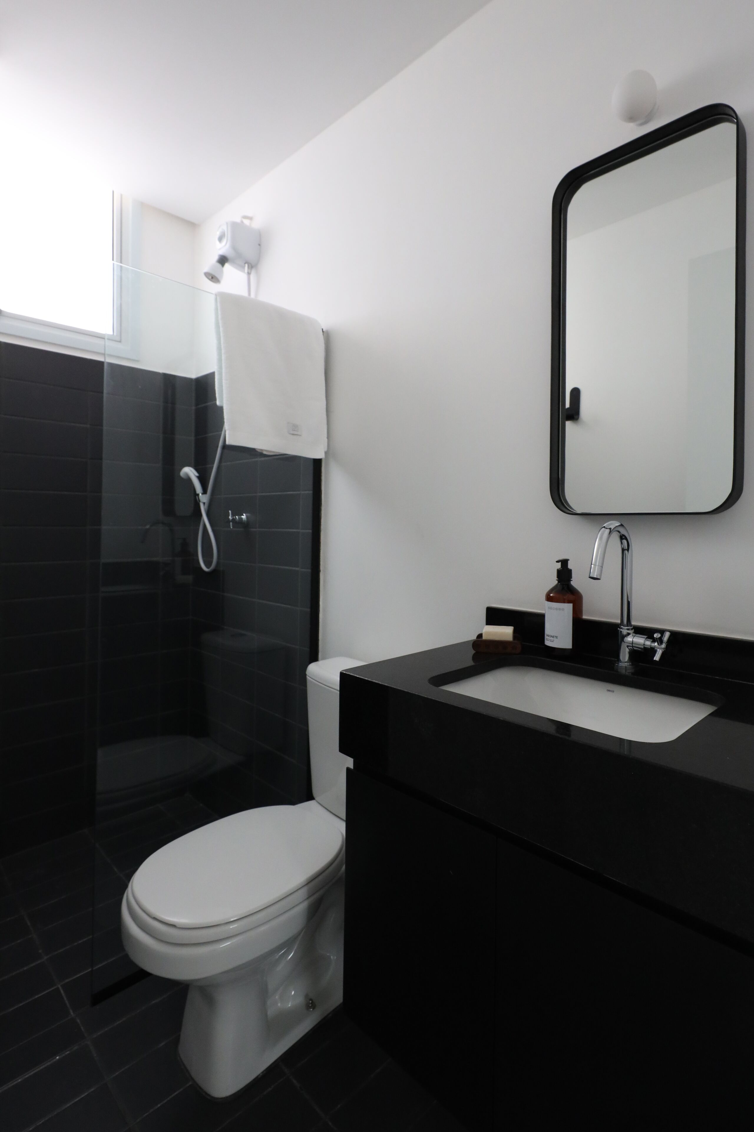Ein modernes Badezimmer mit Toilette, Waschbecken und Dusche.