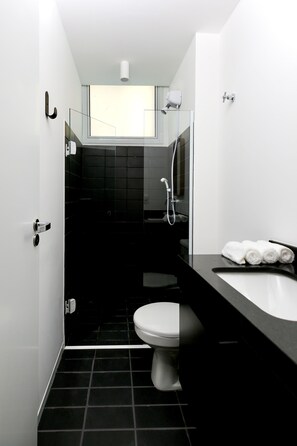 Deluxe Apartment | Bathroom | Shower, hair dryer, towels, soap - Tabas Edificio Arinda (São Paulo)