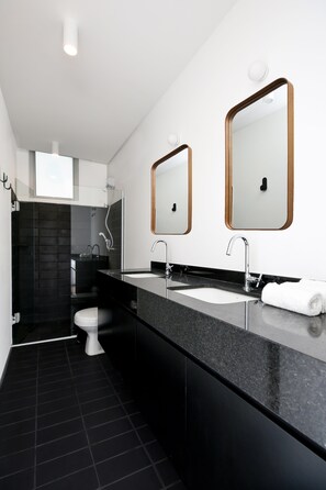 Deluxe Apartment | Bathroom | Shower, hair dryer, towels, soap - Tabas Edificio Arinda (São Paulo)