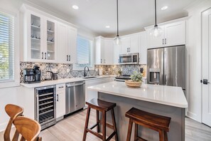 Fridge, microwave, oven, stovetop - Luxury Stylish 3BR Oasis - Tampa Retreat (Tampa)