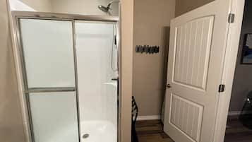 Douche, sèche-cheveux, serviettes fournies, savon