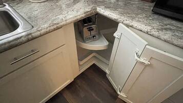 Refrigerador, microondas, cafetera y tetera y tostadora