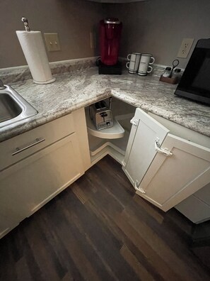 Réfrigérateur, micro-ondes, cafetière/bouilloire, grille-pain