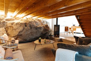 Loft supérieur, 1 lit double, vue sur la cour intérieure | Aire de séjour | Téléviseur ACL de 45 po avec télévision par cùble, foyer