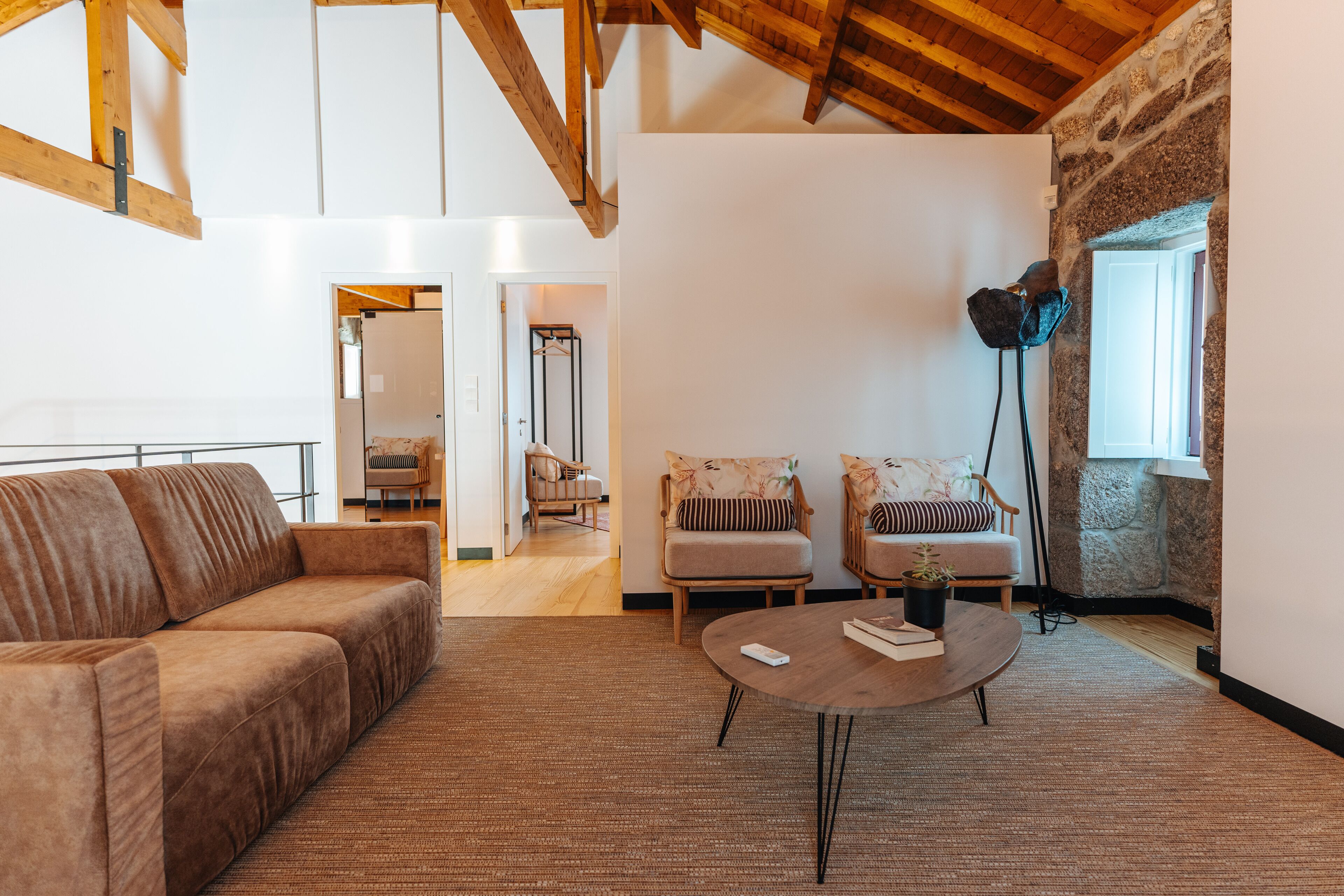 家庭别墅 | 起居区 | 45-英寸液晶电视 （配备有线频道）、壁炉