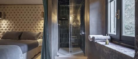 6 habitaciones, tabla de planchar con plancha y cuna de viaje