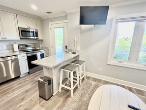 Frigorifero, microonde, forno, piano cottura