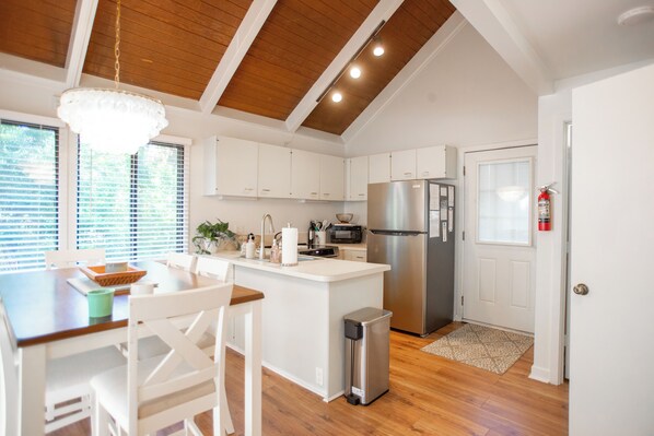 冷蔵庫、電子レンジ、オーブン、コンロ