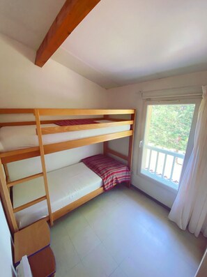 2 bedrooms, iron/ironing board, free WiFi