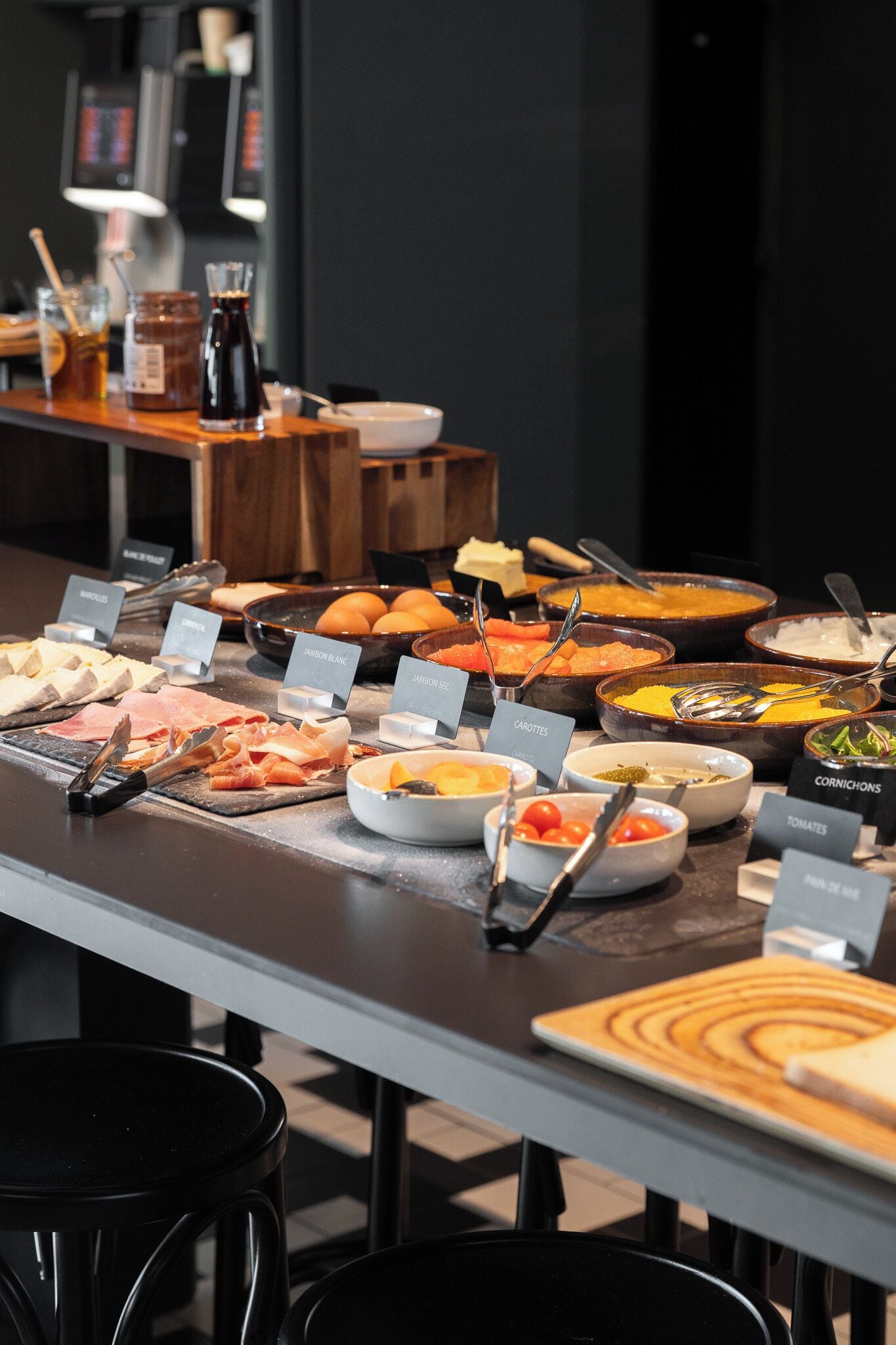 Bữa sáng buffet hàng ngày (19 EUR/mỗi người) 