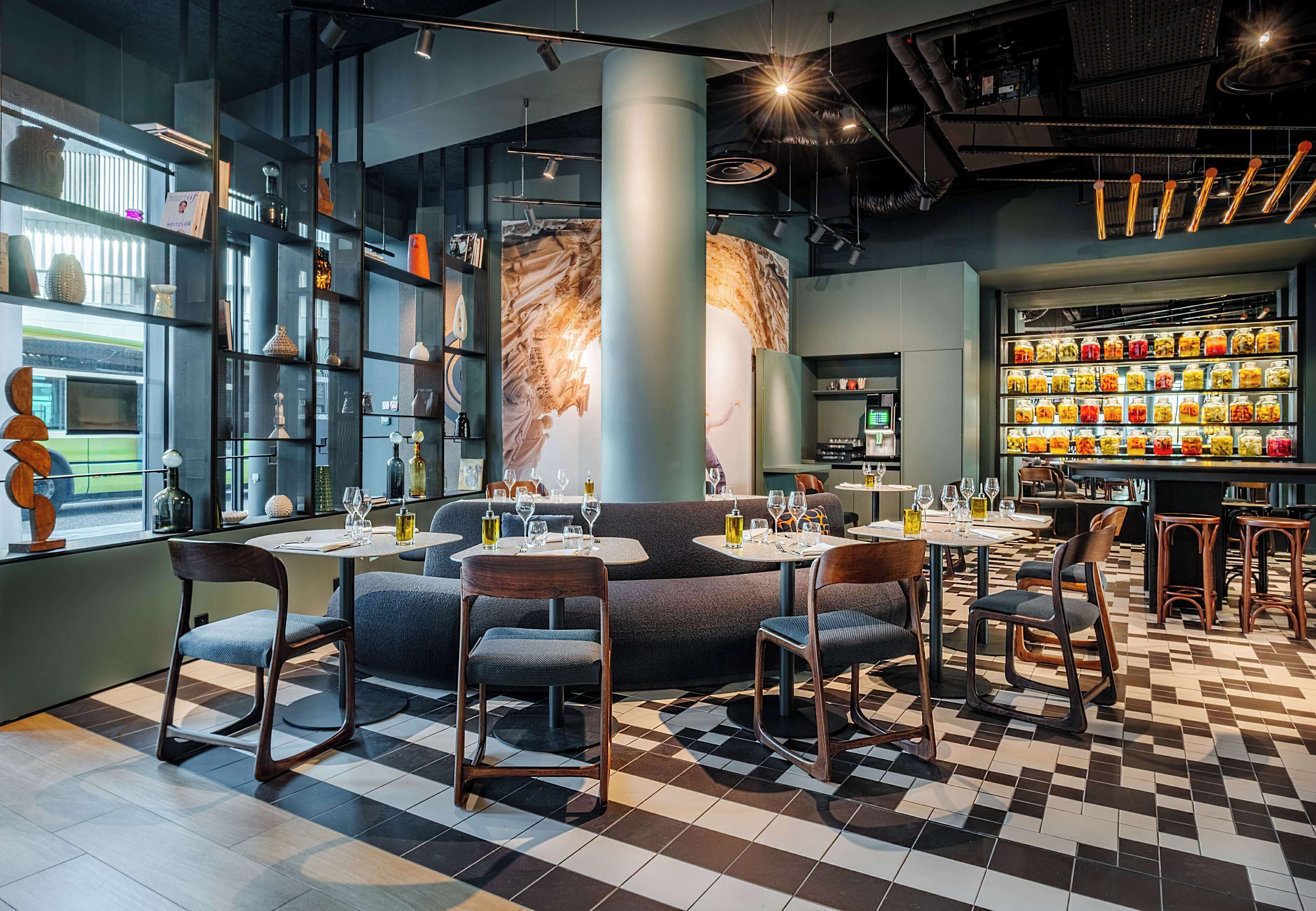 Serveert ontbijt, lunch, diner, Mediterrane gerechten 